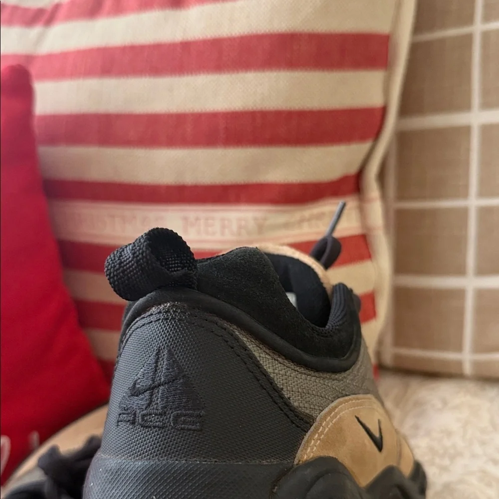 Nike vintage ACG hiking shoes